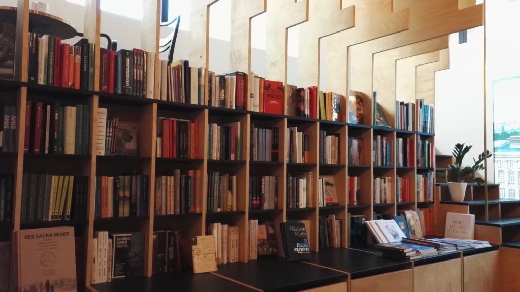 Po niedawnym remoncie księgarnia w budynku ŻIH to jedna z najładniejszych księgarni w Warszawie