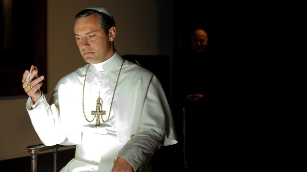 Przy niektórych kadrach można się zastanawiać czy historia nie jest o papieżu głównie po to by grać bielą jego stroju 