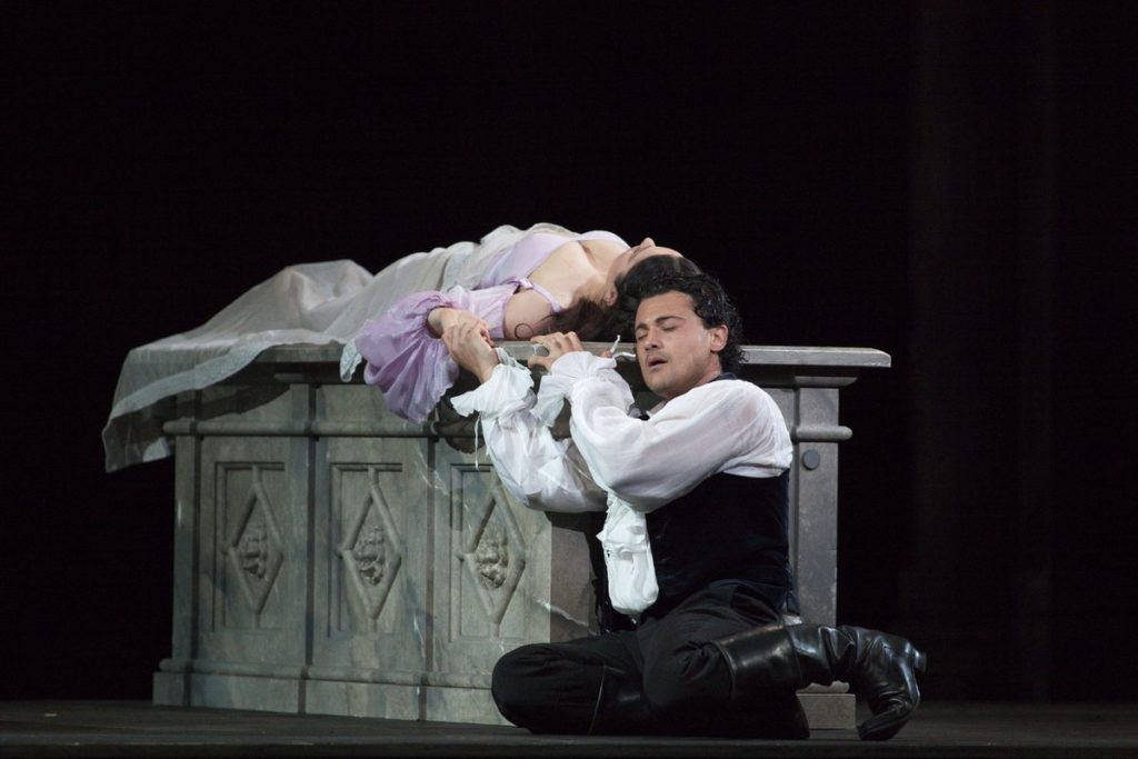 Ostatnio mieliśmy Romeo i Julię w ramach transmisji teatralnych czas zobaczyć wystawienie operowe!