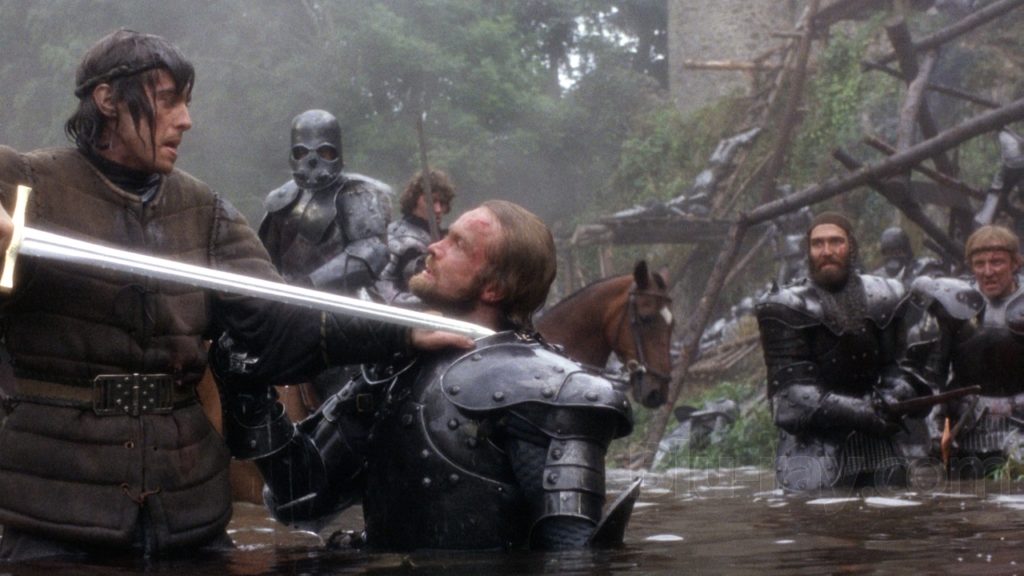 Excalibur to film w którym twórcy nie boją się symboliki - nawet bardzo wyraźniej - jeśli Artur zostaje pasowany na rycerza, to w wodzie -  w scenie przypominającej nieco układ z chrztu Chrystusa